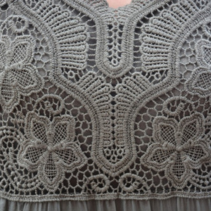 Bluza Amalia cu insertii de broderie si decolteu in V,nuanta de kaki - Img 6
