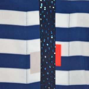 Bluza casual, cu design in dungi si ceva imprimeu de cuburi, pe fundal alb-bleumarin - Img 7