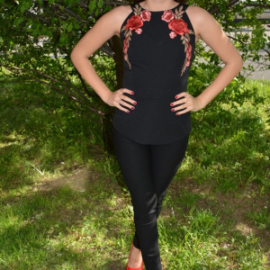 Bluza chic de ocazie, cu design de flori brodate pe fond negru - Img 2