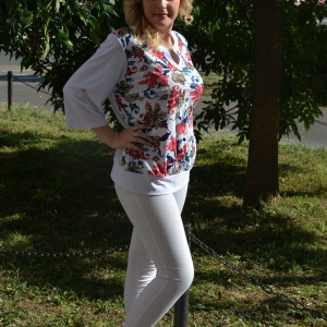 Bluza cu efect 3D, nuante alb-bleumarin-rosu - Img 3