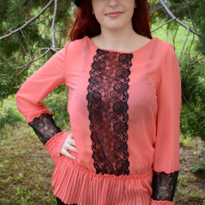 Bluza cu maneca lunga, nuanta de corai, cu design de dantela aplicata - Img 2