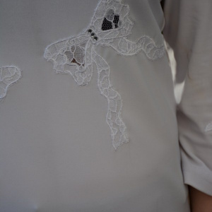 Bluza de ocazie, de culoare alba, cu design de fundite de dantela - Img 3