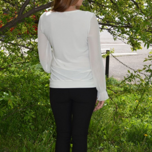 Bluza deosebita de culoare alba cu detalii aurii in partea de sus - Img 3