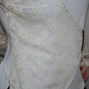 Bluza in nuanta de alb, dantela fina aplicata lateral - Img 4
