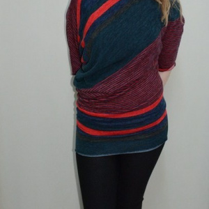 Bluza in nuanta de bleumarin-rosu, design deosebit - Img 4