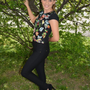 Bluza neagra cu talie scurta si design de flori colorate - Img 3