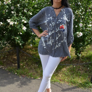 Bluza oversize cu nasturi in fata si dungi fine, alb-bleumarin - Img 3
