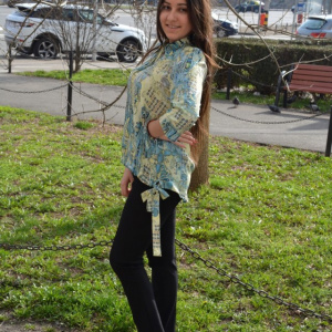 Bluza oversize in nuanta galben-albastru, cu guler mic, ascutit - Img 3