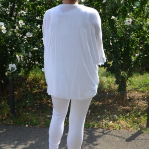 Bluza tip cartigan Eve model brodat cu flori albastre si insertii de dantela,nuanta de alb - Img 5