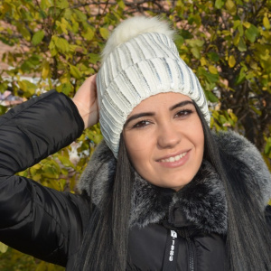 Caciula fashion de culoare alba cu design argintiu aplicat - Img 1