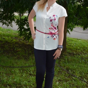 Camasa eleganta cu maneca scurta, culoare alba cu flori roz - Img 3