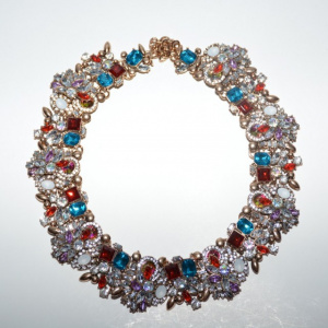 Colier trendy cu design elegant din strasuri si cristale colorate,pe metal auriu - Img 3