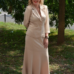 Costum elegant , de culoare bej, dintr-un material rafinat - Img 4
