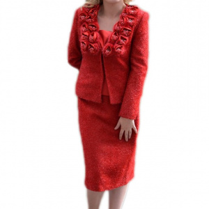 Costum rosu foarte elegant, cu fusta scurta si sacou cu maneci lungi - Img 1