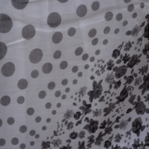 Esarfa chic cu design de buline si flori gri aplicate pe material alb - Img 5