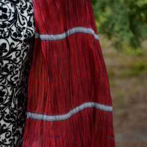 Esarfa de culoare marsala, cu design de margele insirate pe ata - Img 3