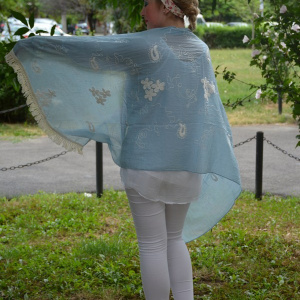 Esarfa eleganta cu imprimeu de broderie alba pe nuanta albastra - Img 2