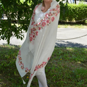 Esarfa mare alba din vascoza, cu broderie roz si franjuri in colturi - Img 3