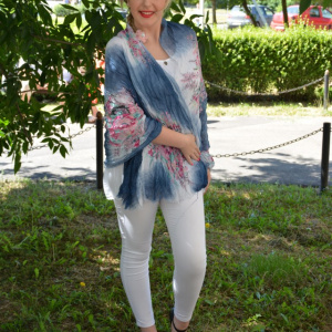 Esarfa mare din material cu aspect creponat, bleumarin cu flori - Img 4
