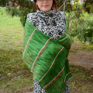 Esarfa originala din matase, culoare verde, design de fire colorate - Img 3