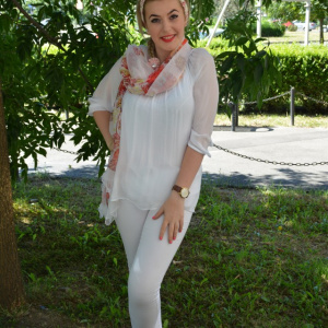 Esarfa rafinata din matase si vascoza alba cu design multicolor - Img 1