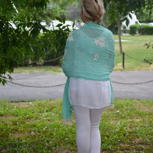 Esarfa turcoaz cu design broderie contrastanta si franjuri scurte - Img 4