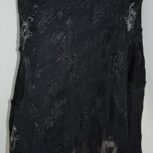 Fusta deosebita, neagra, design de insertii florale si voal fin - Img 3