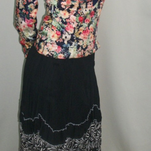 Fusta rafinata, negru-alb, cu aplicatii de dantela si design floral - Img 5