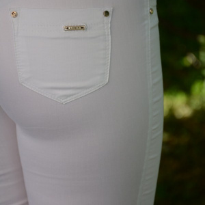 Pantalon in tendinte din material subtire, alb, buzunare aplicate - Img 5