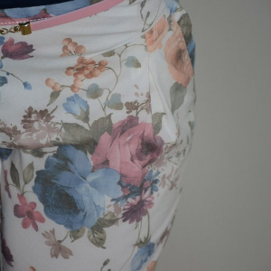 Pantalon la moda, nuanta de alb si imprimeu floral - Img 3