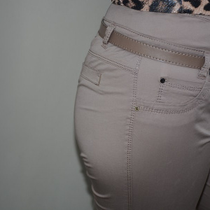 Pantalon tip pana, culoare bej, accesorizat cu o curea fina - Img 4