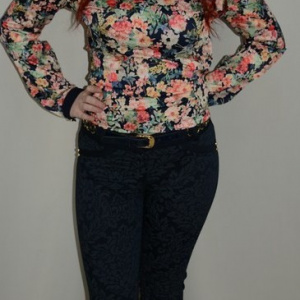Pantalon trendy, nuanta de bleumarin, design floral modern - Img 3