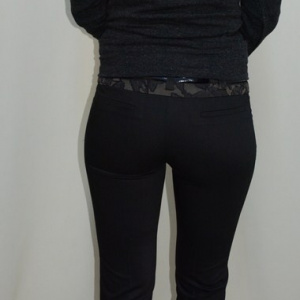 Pantalon usor elastic, nuanta de negru, betelie cu model - Img 5
