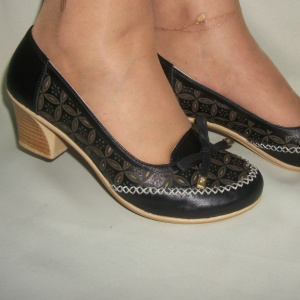 Pantof cu model deosebit perforat in piele, infrumusetat cu funda - Img 3