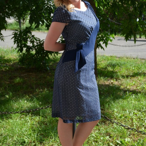 Rochie bleumarin cu imprimeu deiosebit cu alb, de lungime medie - Img 7