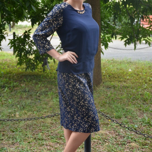 Rochie casual de culoare bleumarin cu imprimeu abstract auriu - Img 4