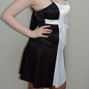 Rochie clasica, nuanta de negru-alb, fundita atasata - Img 3