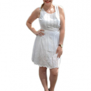 Rochie comoda de vara culoare alba cu broderie si pliuri mari - Img 1