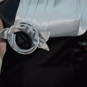 Rochie cu design interesant, nuanta de gri, esarfa fina - Img 4