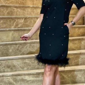 Rochie damă neagră cu perle decorative și pene la tiv