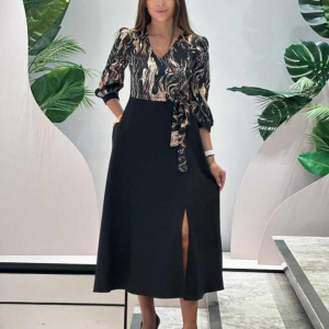 Rochie damă petrecută cu imprimeu abstract și șliț frontal