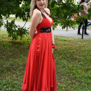 Rochie de gala moderna, in nuanta de rosu aprins, cu insertii negre - Img 4