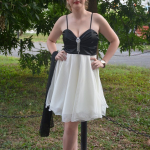 Rochie de gala scurta, usor evazata, in nuante de alb cu negru - Img 2