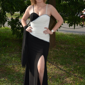 Rochie de ocazie bicolora, cambrata pe corp si slit adanc pe picior - Img 2