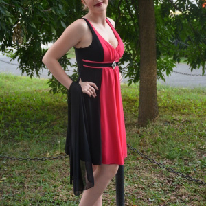 Rochie de ocazie scurta, neagra cu insertie de material roz aprins - Img 3