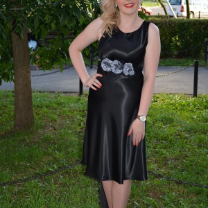 Rochie de seara neagra, din saten, de lungime medie si bretele late - Img 2