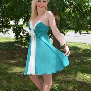 Rochie de seara scurta, turcoaz, cu insertii din voal alb pentru design - Img 3