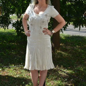 Rochie de vara, alba, cu aspect creponat si broderie deosebita - Img 3