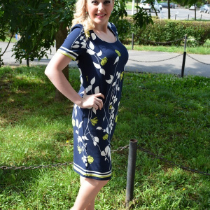 Rochie de zi, bleumarin, model cambrat pe corp, cu detalii alb-verde - Img 3