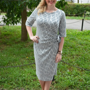 Rochie de zi simpla, cu imprimeu geometric cu alb, pe fundal gri - Img 2
